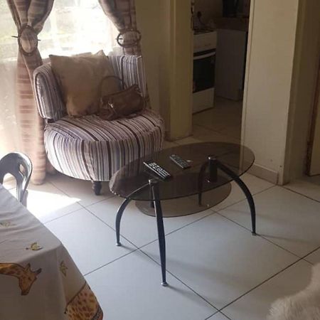 Carlcyn Homestay กาโบโรเน ภายนอก รูปภาพ
