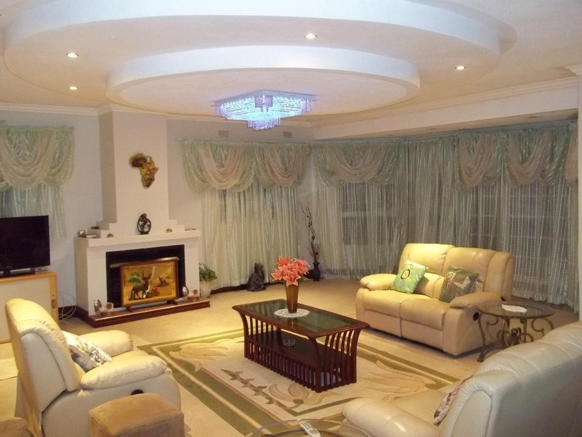Carlcyn Homestay กาโบโรเน ภายนอก รูปภาพ