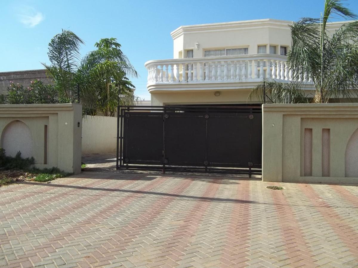 Carlcyn Homestay กาโบโรเน ภายนอก รูปภาพ