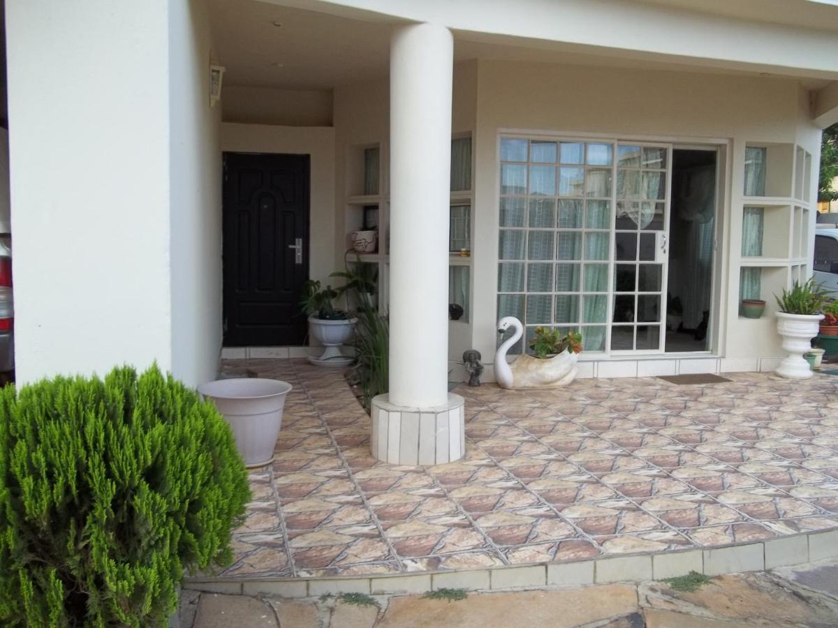 Carlcyn Homestay กาโบโรเน ภายนอก รูปภาพ
