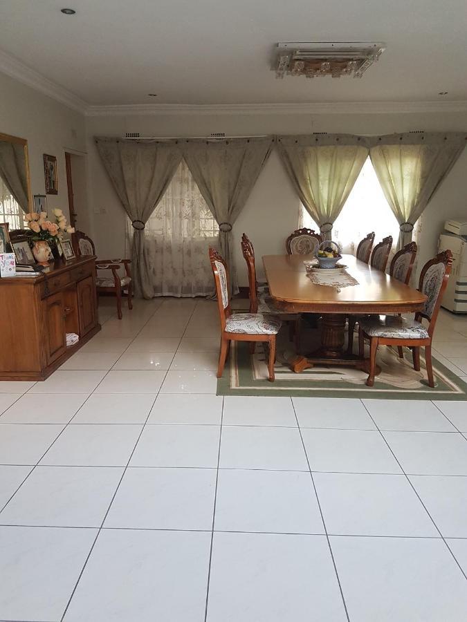 Carlcyn Homestay กาโบโรเน ภายนอก รูปภาพ