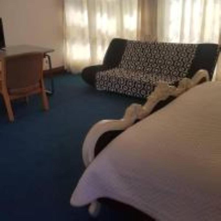 Carlcyn Homestay กาโบโรเน ภายนอก รูปภาพ