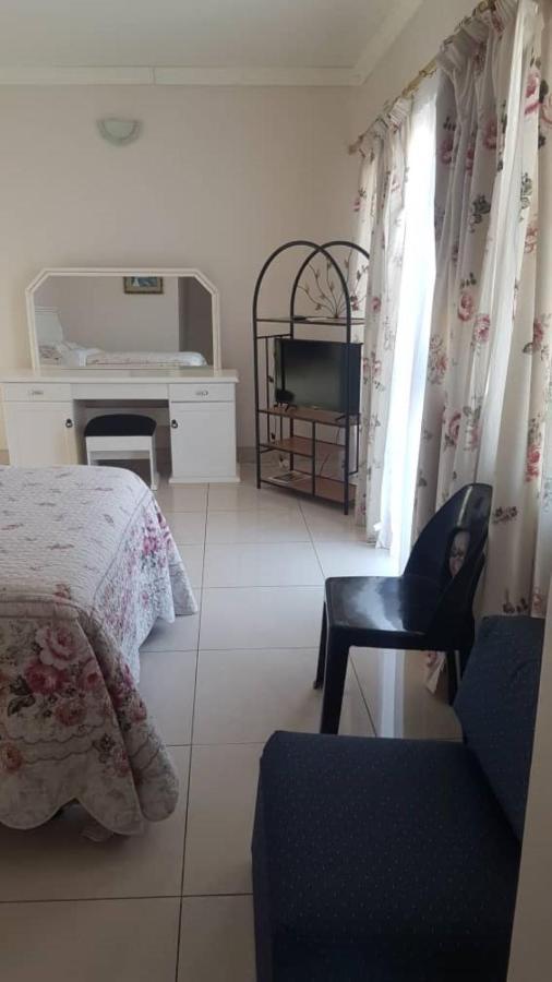 Carlcyn Homestay กาโบโรเน ภายนอก รูปภาพ
