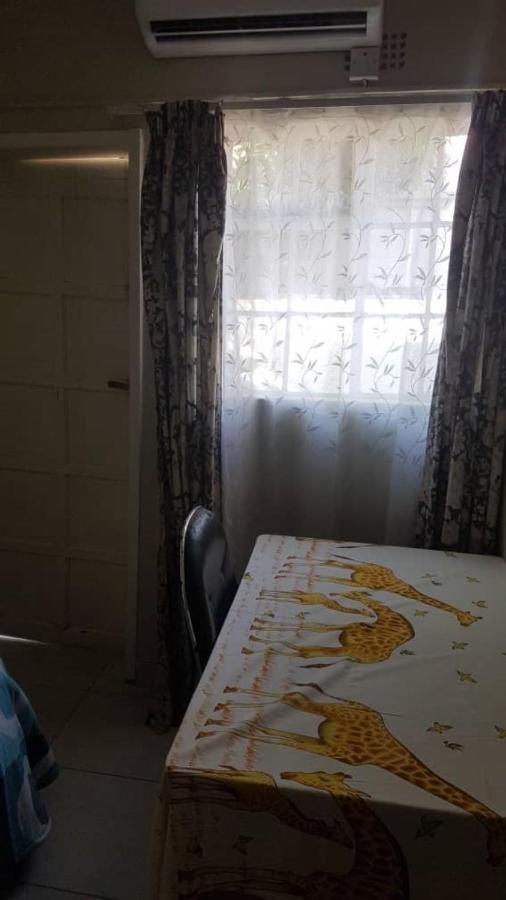 Carlcyn Homestay กาโบโรเน ภายนอก รูปภาพ