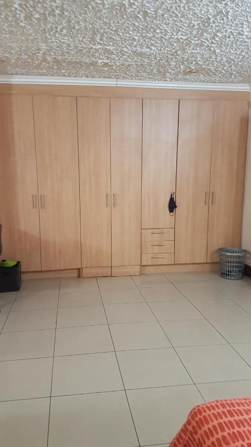 Carlcyn Homestay กาโบโรเน ภายนอก รูปภาพ