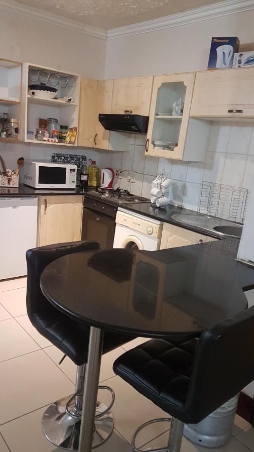 Carlcyn Homestay กาโบโรเน ภายนอก รูปภาพ