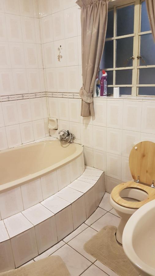 Carlcyn Homestay กาโบโรเน ภายนอก รูปภาพ