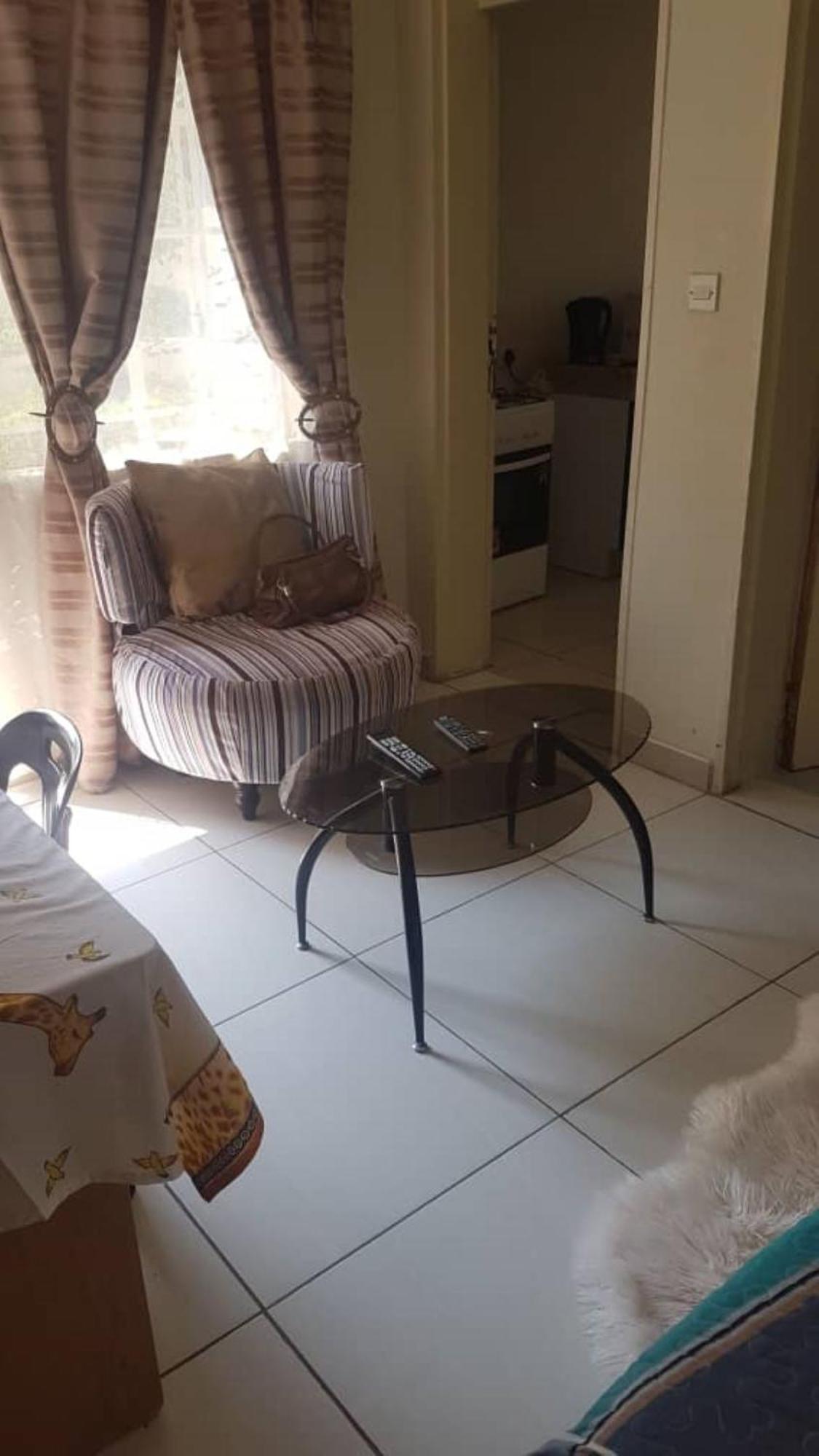 Carlcyn Homestay กาโบโรเน ภายนอก รูปภาพ